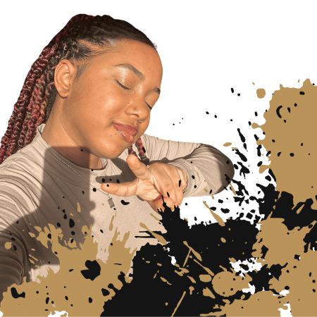 photo de moi la créatrice du site peinture avec des tache de peinture noir et doré sur la photo